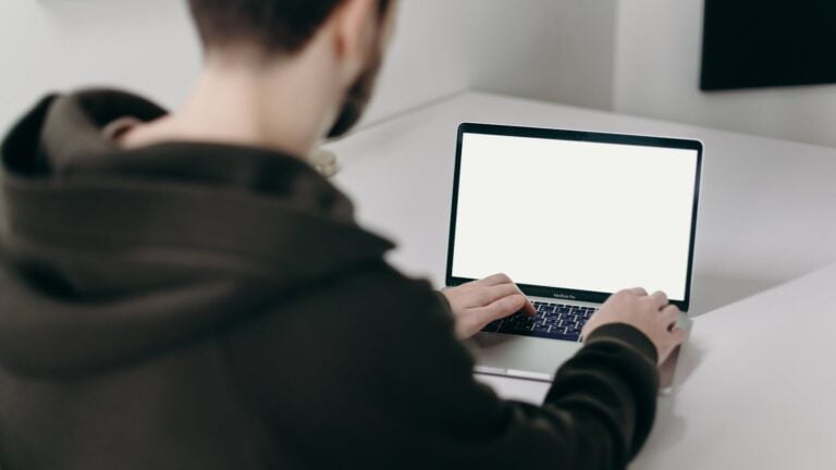 ,Man in Black Jacket Using Macbook Pro_best email newsletter app